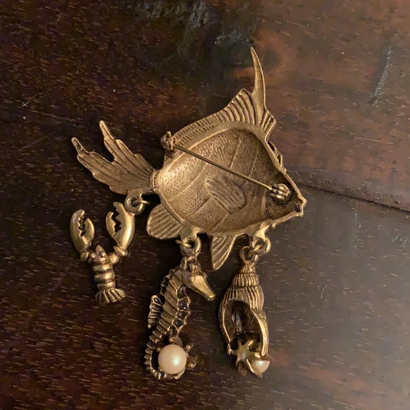 Vintage fish pin w/ lobster, seahorse & shell - Picture 2 of 2